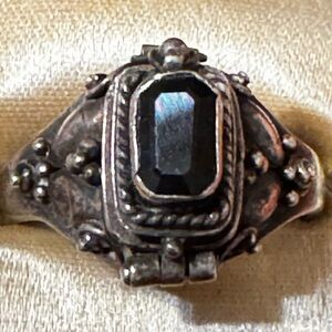 Vintage 925 poison pill silver ring black stone